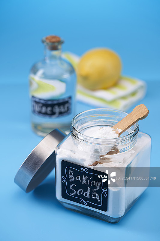 桌上罐子里的小苏打特写图片素材