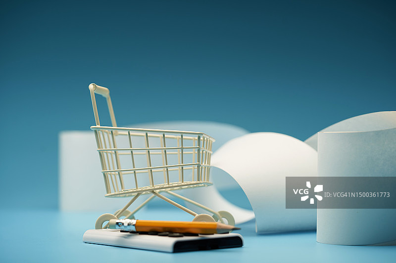蓝色背景上的玩具购物车特写图片素材