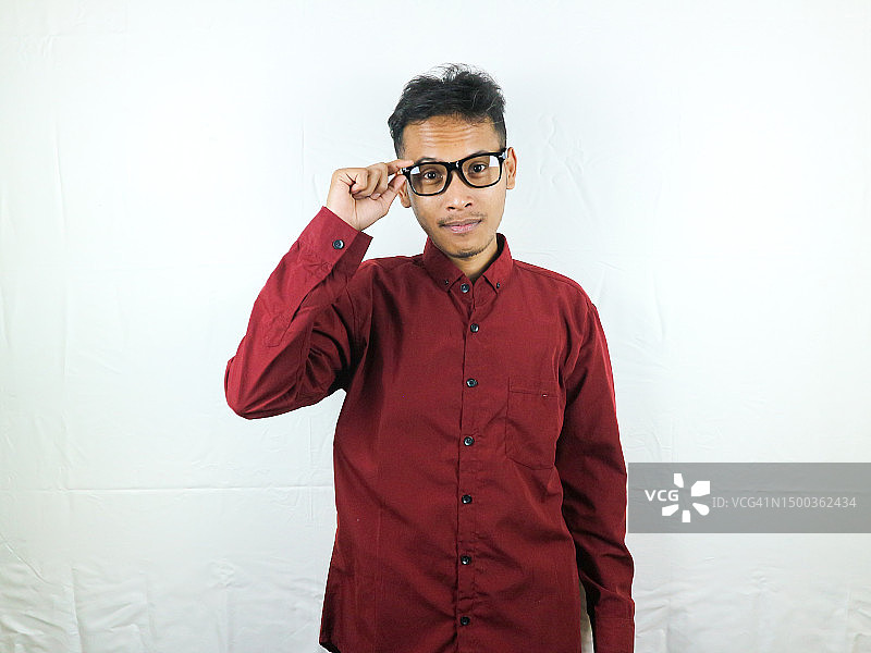 微笑的红衣亚洲男人图片素材