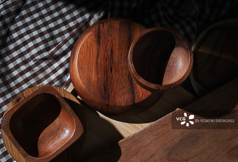 俯视角度拍摄的泰国桌子上的木碗图片素材