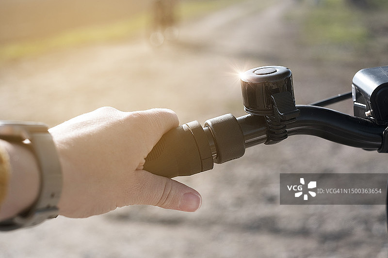 在路上骑自行车的照片图片素材