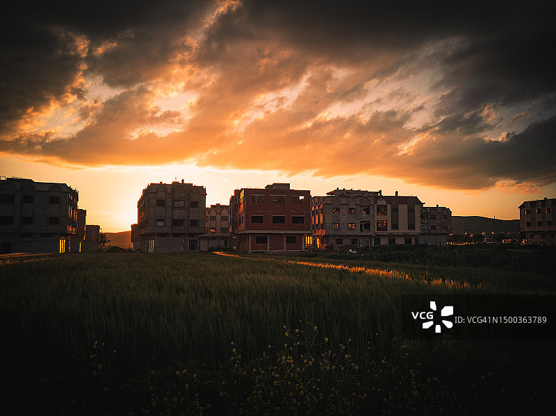 日落时分摩洛哥的建筑剪影图片素材