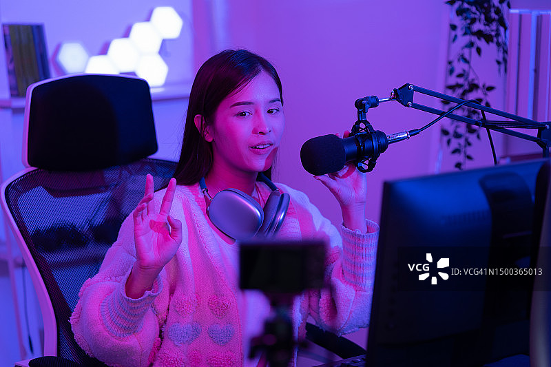 进行直播的亚洲职业电竞女玩家图片素材
