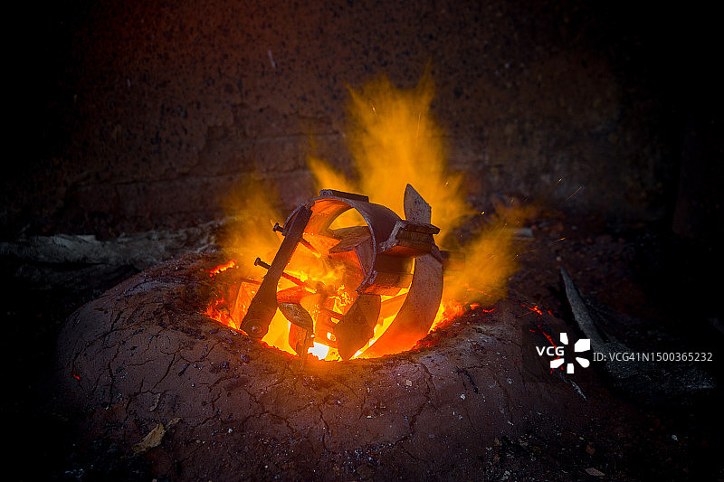 夜晚篝火的特写，达卡，孟加拉国图片素材