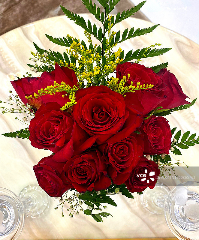 桌子上花瓶中玫瑰花高角度景观图片素材