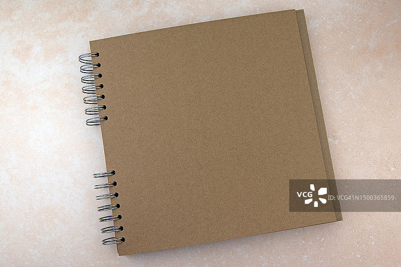 桌子上螺旋笔记本的俯视图，英国图片素材