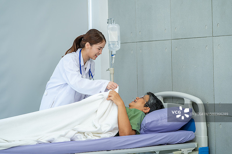 亚洲女医生在医院病房为病人做健康检查图片素材