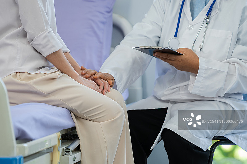 女医生鼓励患癌女病人图片素材
