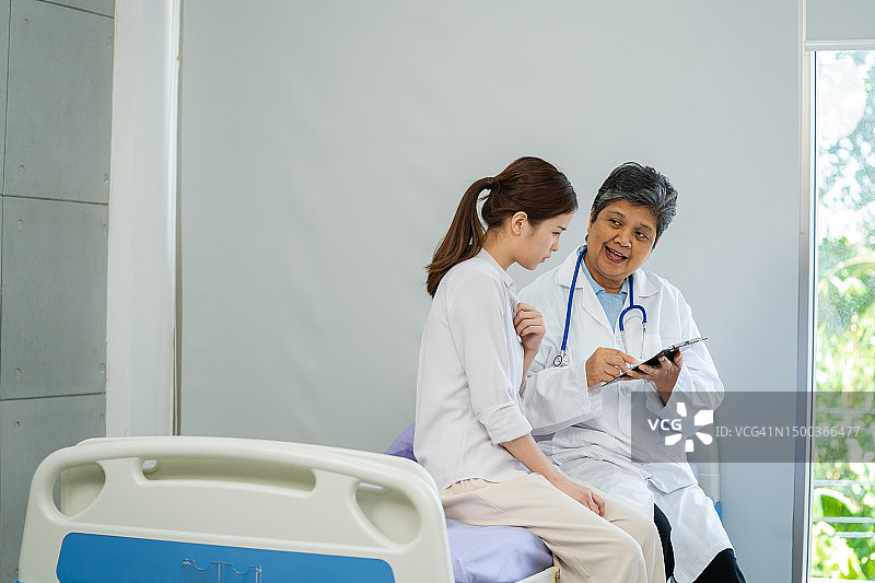 医生在体检后向女患者解释诊断结果和治疗方法图片素材