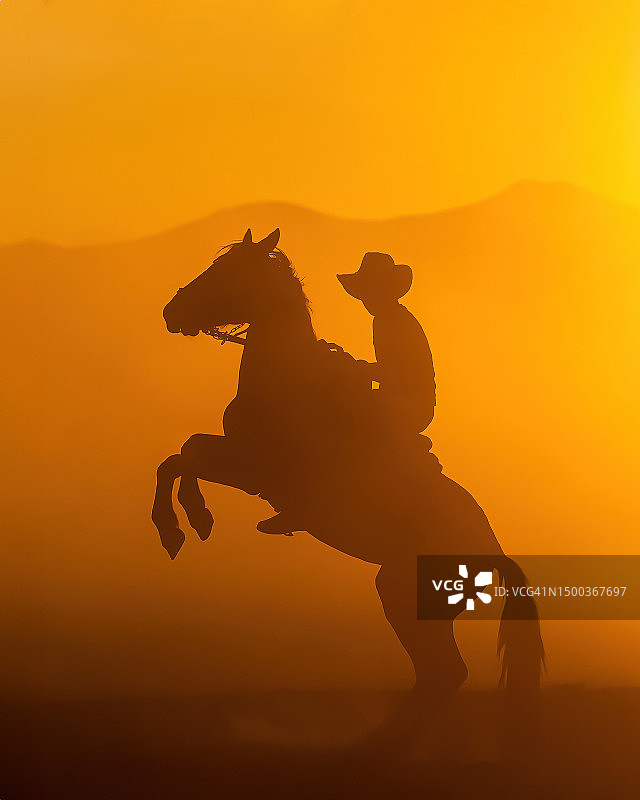 日落时分骑马男子剪影图片素材