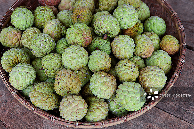 桌子上篮子里水果的俯视图，沙缴，泰国图片素材