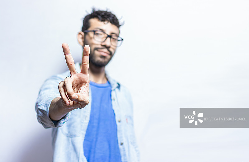 站在白色背景前做手势的年轻男子肖像，尼加拉瓜马那瓜图片素材