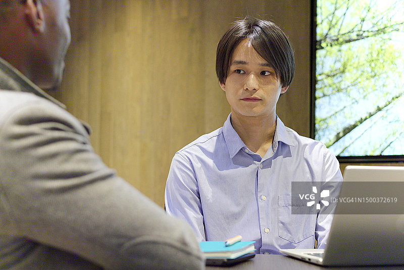 同事们在时尚的办公室餐厅认真交谈图片素材