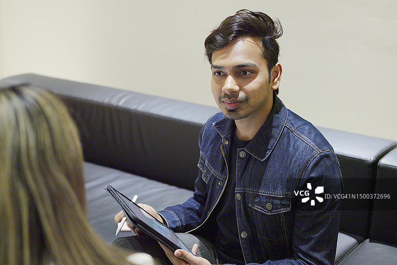 办公室里咨询的多民族商人图片素材