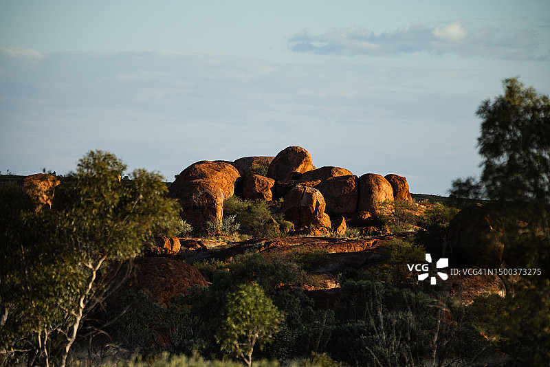 澳大利亚北部地区，阳光明媚的下午拍摄的魔鬼大理石图片素材