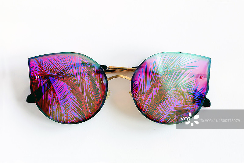 太阳镜中的棕榈树倒影图片素材