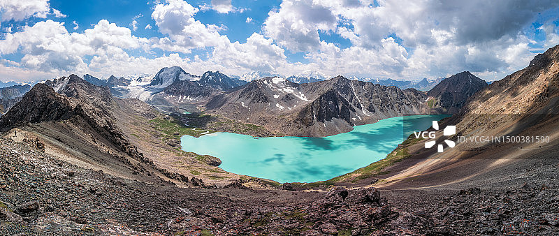 吉尔吉斯斯坦卡拉科尔附近，天山山脉阿拉库尔湖全景图片素材