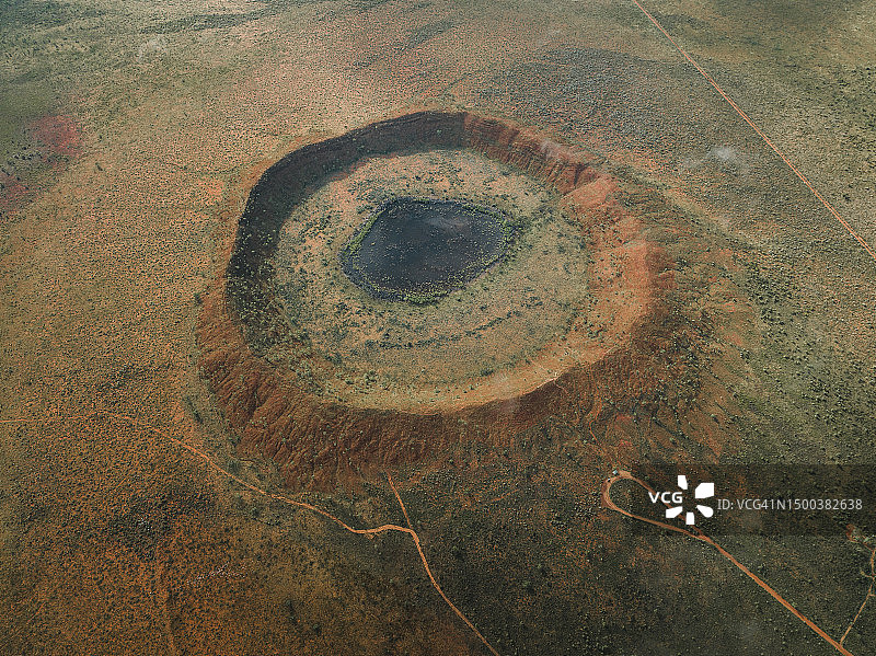 从空中拍摄的澳大利亚西澳大利亚州沃尔夫克里克陨石坑图片素材