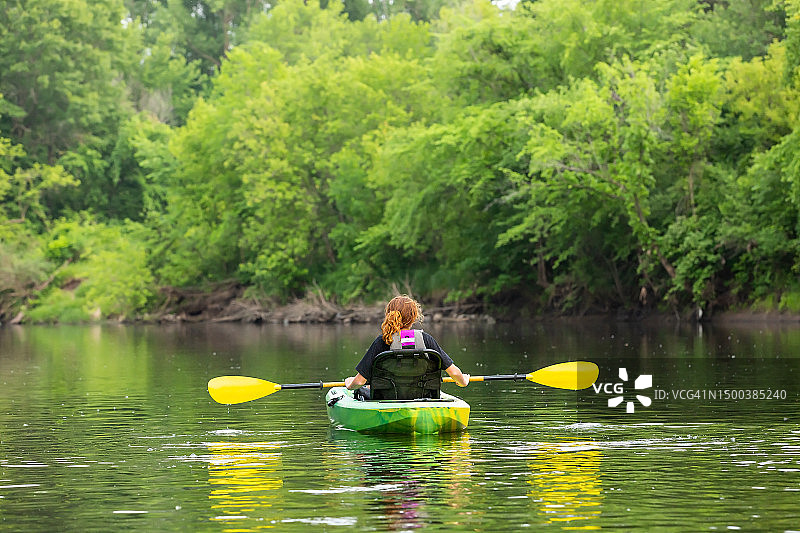 夏季女孩在朗姆河上划皮划艇图片素材