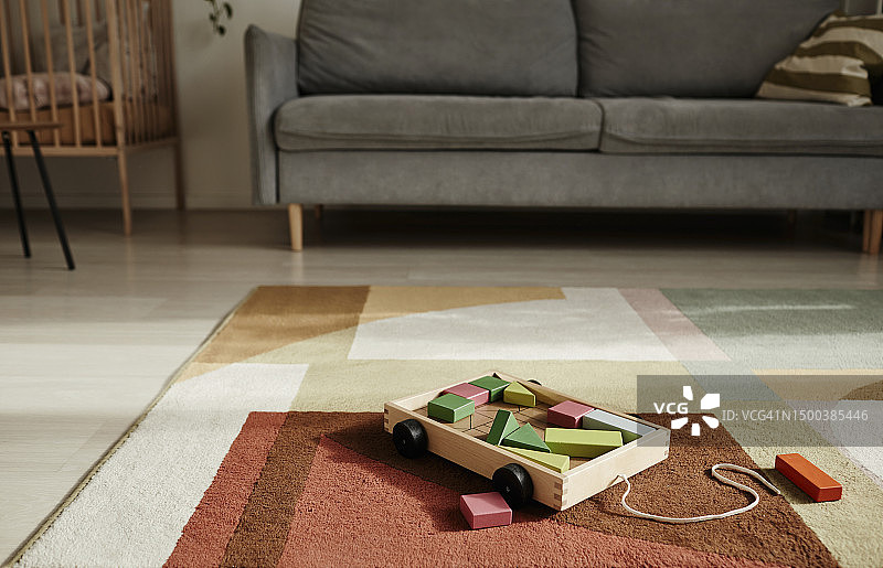 家中客厅地毯上的木制玩具车图片素材