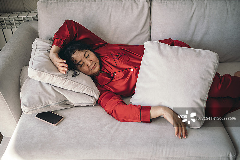 在家中沙发上睡觉的中年妇女图片素材