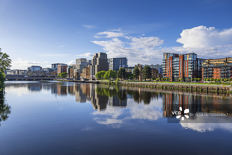 英国苏格兰格拉斯哥：克莱德河中的建筑倒影图片素材