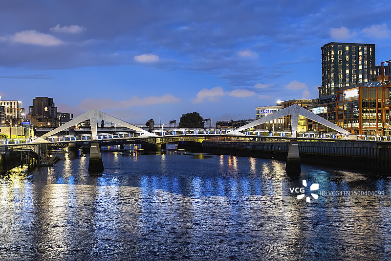 英国苏格兰格拉斯哥克莱德河上的特雷德斯顿桥图片素材