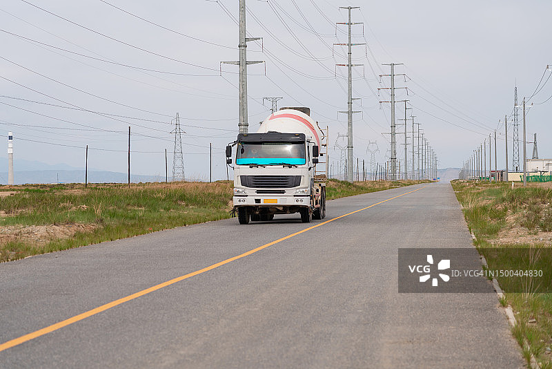 水泥罐车在路上行驶图片素材