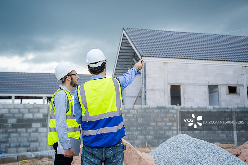 工程师使用平板电脑在新房建筑工地工作图片素材