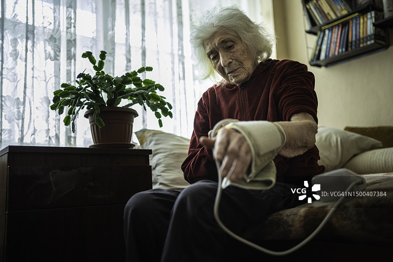 一位90岁的老妇人在量血压图片素材