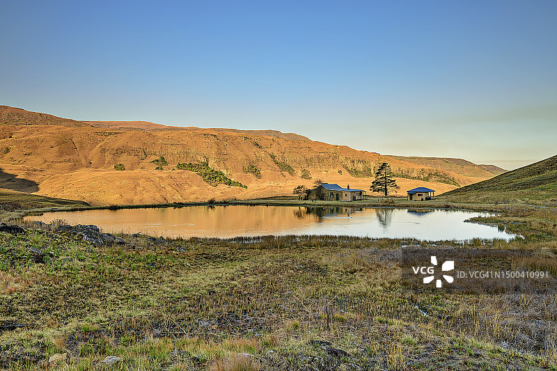 南非夸祖鲁-纳塔尔省，德拉肯斯堡山脉，洛特尼山前湖边的农舍图片素材