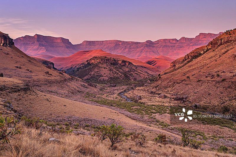 南非夸祖鲁-纳塔尔省，德拉肯斯堡国家公园日出时分的壮丽山景图片素材