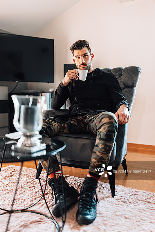 正在享受浓缩咖啡的男人图片素材