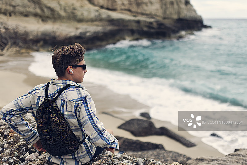 青少年男孩在小海滩上放松图片素材