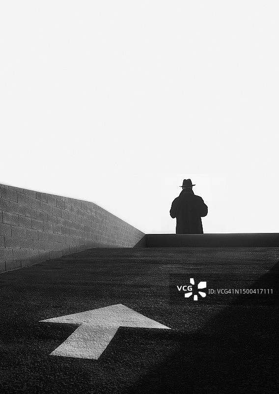 男人站在墙边图片素材