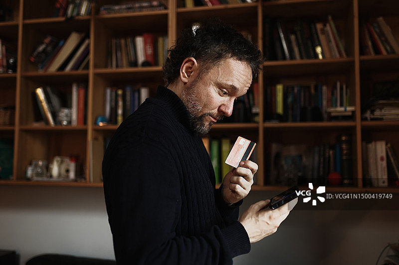 男人用卡支付图片素材