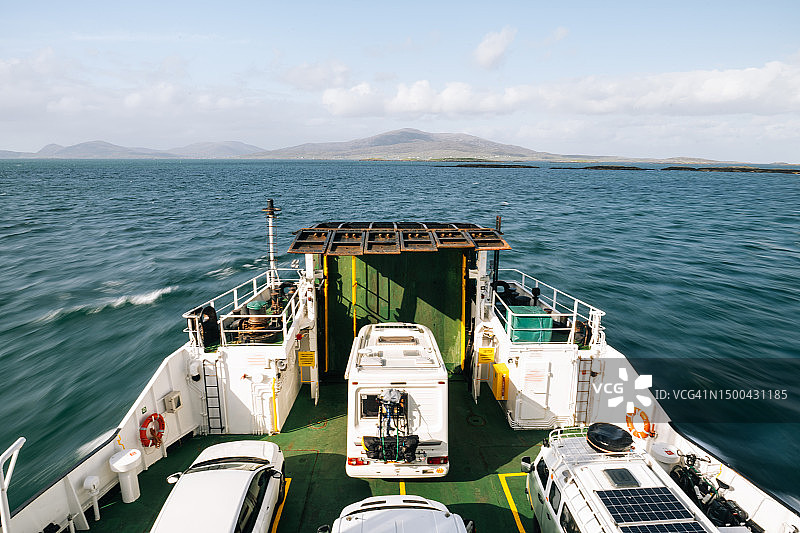 平静海湾上的渡轮图片素材