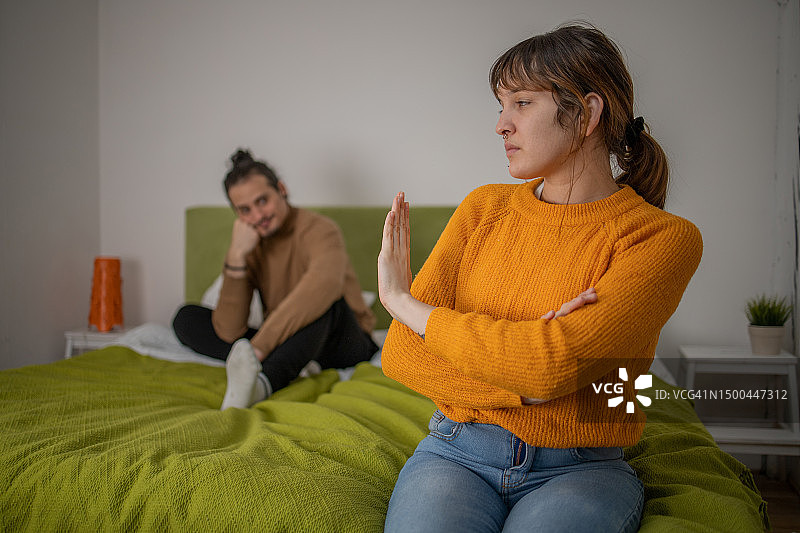 为感情问题苦恼的女人图片素材