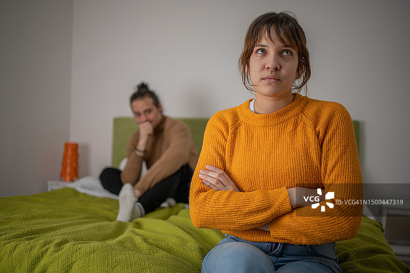 为感情问题苦恼的女人图片素材