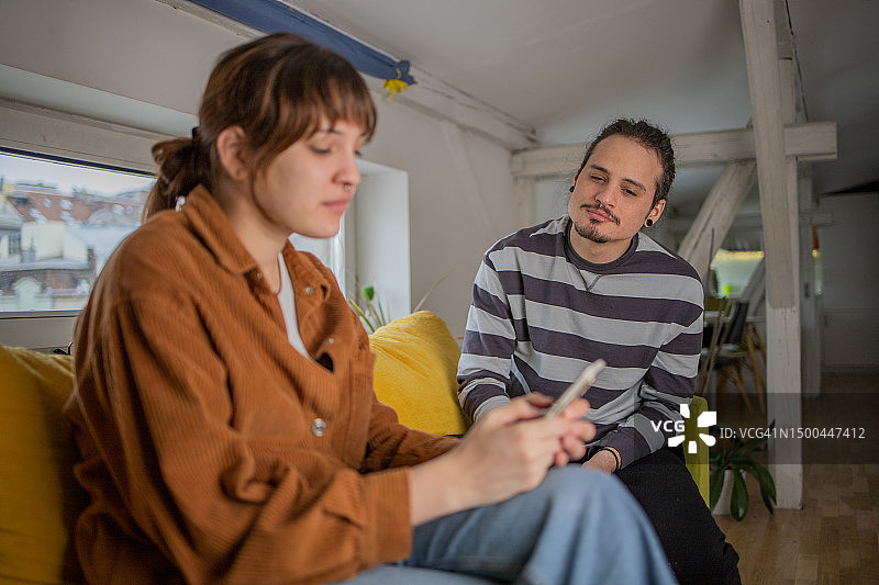 妻子偷看丈夫的手机图片素材