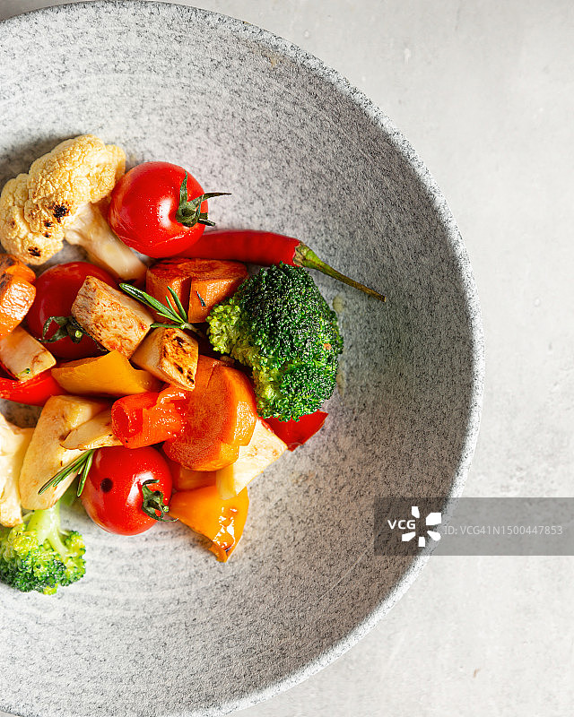 盘中的烤蔬菜，平铺拍摄图片素材