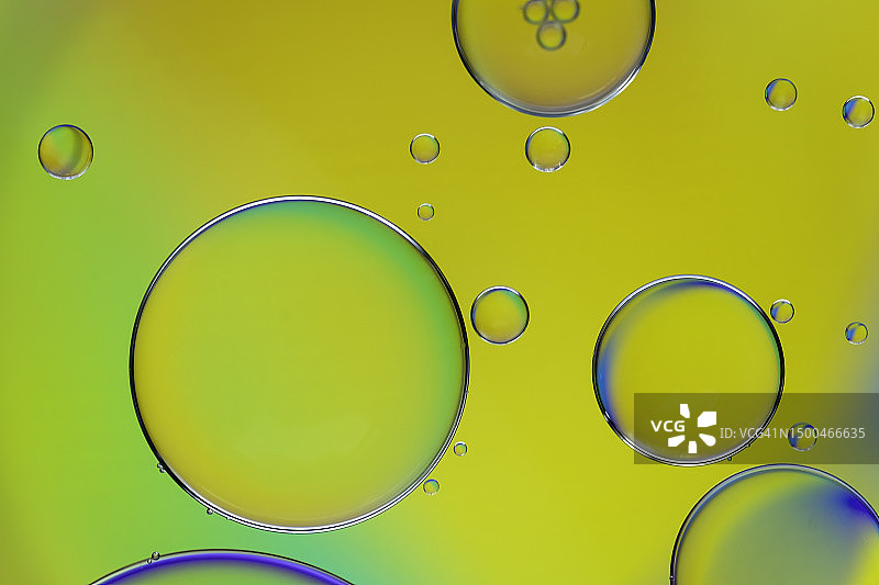 水中黄色与蓝色油泡抽象背景图片素材
