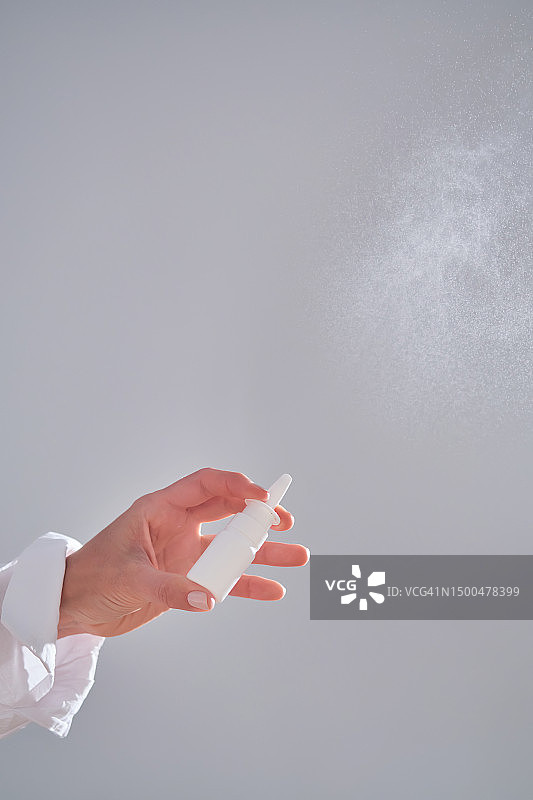 女人用手喷鼻腔血管收缩喷雾图片素材
