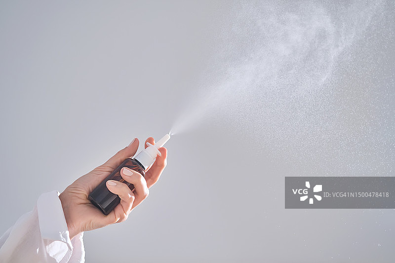 女人用海水喷雾喷洒保湿鼻腔图片素材