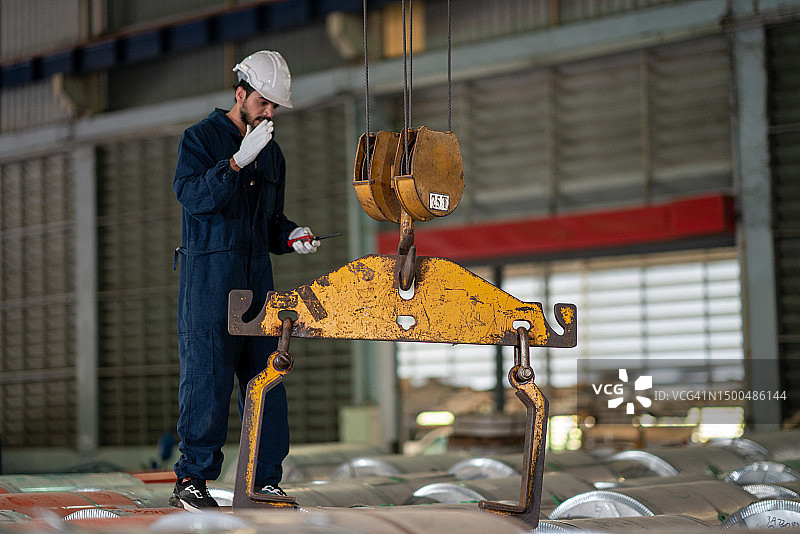 金属工人用起重机控制金属板图片素材