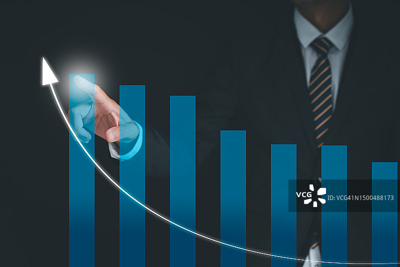 商人分析财务图：市场增长和投资理念，专业商业分析图片素材