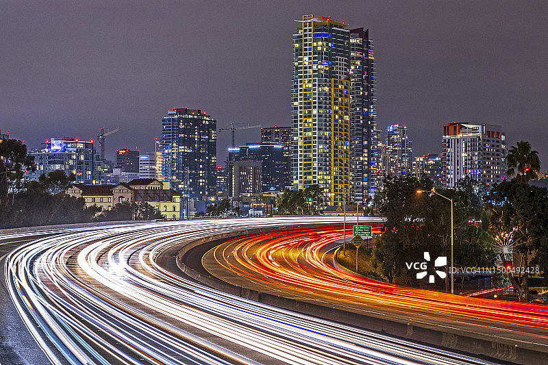 夜间圣地亚哥市中心和I-5高速公路图片素材