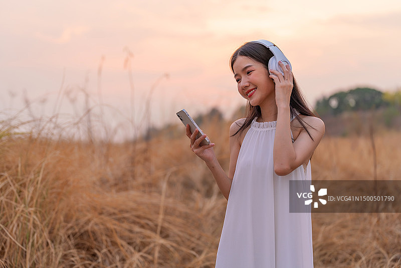 自然旋律：年轻亚洲女人拥抱宁静与歌声图片素材