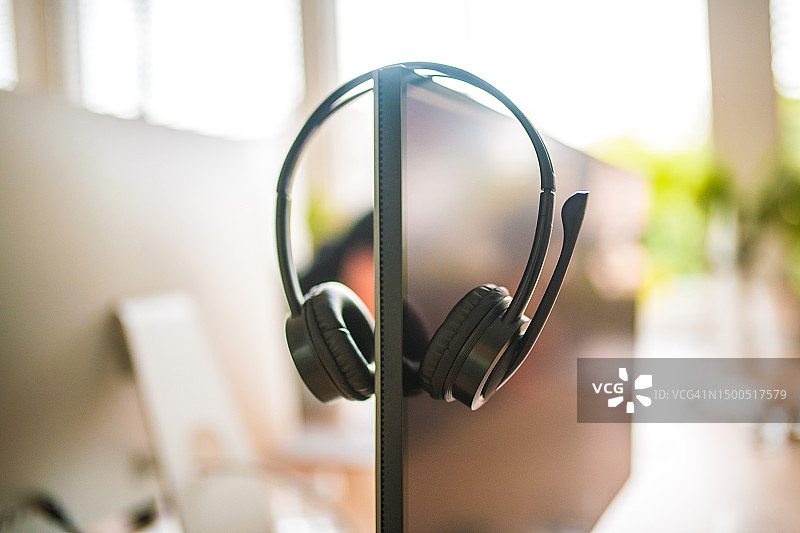 呼叫中心电脑屏幕上挂着的耳机图片素材