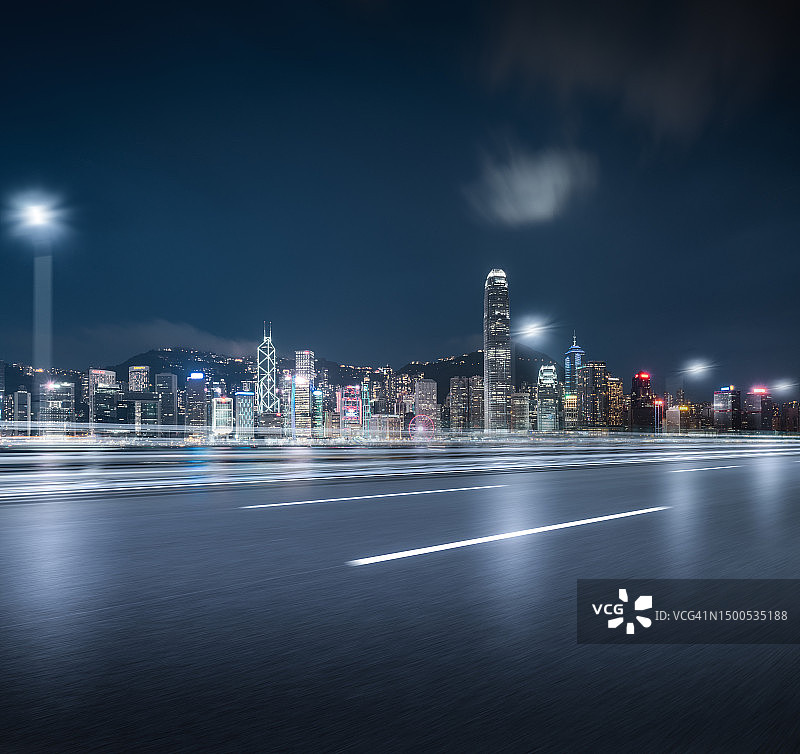 城市天际线下的城市道路图片素材